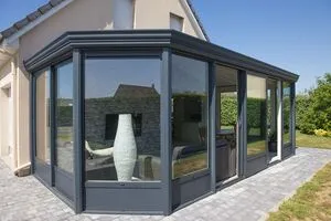 Vue de profil d'une véranda en aluminium